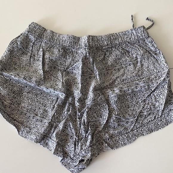 Garage black and white patterned shorts - Picture 3 of 3